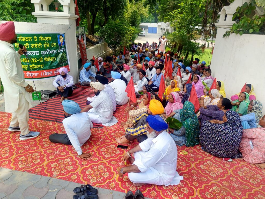 ਛਾਂਟੀ ਕੀਤੇ ਕਾਮਿਆ ਨੂੰ ਬਹਾਲ ਕਰਵਾਉਣ ਲਈ ਜੰਗਲਾਤ ਕਾਮਿਆਂ ਨੇ ਘੇਰਿਆ ਮੁੱਖ ਵਣਪਾਲ ਸਾਊਥ ਸਰਕਲ ਦਫ਼ਤਰ ਪਟਿਆਲਾ ਤੇ ਕੀਤੀ ਰੋਡ ਜਾਮ ਪਟਿਆਲਾ () : ਛਾਂਟੀ ਕੀਤੇ ਗਏ ਜੰਗਲਾਤ ਵਰਕਰਾਂ ਨੂੰ ਬਹਾਲ ਕਰਵਾਉਣ ਲਈ ਅਤੇ ਕਾਮਿਆਂ ਦੀਆਂ ਰਹਿੰਦੀਆਂ ਤਨਖਾਹਾਂ ਦਿਵਾਉਣ ਲਈ ਜੰਗਲਾਤ ਵਰਕਰ ਯੂਨੀਅਨ ਪੰਜਾਬ ਜਿਲਾ ਪਟਿਆਲਾ ਵੱਲੋਂ ਮੁੱਖ ਵਣਪਾਲ ਸਾਊਥ ਦਫਤਰ ਪਟਿਆਲਾ ਅੱਗੇ ਜ਼ਿਲ੍ਹਾ ਪ੍ਰਧਨ ਸੇਰ ਸਿੰਘ ਤੇ ਜਸਵਿੰਦਰ ਸਿੰਘ ਸੌਜਾ ਦੀ ਅਗਵਾਈ ਵਿੱਚ ਰੋਸ ਧਰਨਾ ਦਿੱਤਾ ਗਿਆ ਧਰਨੇ ਦਾ ਮਾਹੌਲ ਉਦੋਂ ਹੋਰ ਗਰਮ ਹੋ ਗਿਆ ਜਦੋਂ ਅਧਿਕਾਰੀਆਂ ਵੱਲੋਂ ਜਥੇਬੰਦੀ ਨਾਲ ਗੱਲਬਾਤ ਕਰਕੇ ਮਸਲਾ ਹੱਲ ਕਰਨ ਦੀ ਬਜਾਏ ਸਾਰੇ ਅਧਿਕਾਰੀ ਦਫਤਰੋ ਟਲ ਗਏ ਜਿਸ ਤੋਂ ਭੜਕੇ ਕਾਮਿਆਂ ਨੇ ਦਫਤਰ ਦਾ ਘਿਰਾਓ ਕੀਤਾ ਅਤੇ ਚਿਤਾਵਨੀ ਦਿੱਤੀ ਕਿ ਜੇਕਰ ਇੱਕ ਘੰਟੇ ਦੇ ਅੰਦਰ ਮਸਲੇ ਦਾ ਹੱਲ ਨਾ ਕੀਤਾ ਤਾਂ ਸੜਕ ਜਾਮ ਕੀਤੀ ਜਾਵੇਗੀ। ਅਧਿਕਾਰੀਆਂ ਵਲੋਂ ਜਦੋਂ ਕੋਈ ਭਰੋਸਾ ਨਹੀਂ ਦਿੱਤਾ ਤਾਂ ਜੇਲ੍ਹ ਰੋਡ ਜਾਮ ਕਰ ਦਿੱਤੀ ਜਿਸ ਤੋਂ ਪ੍ਰਸ਼ਾਸਨ ਨੇ ਦਖਲ ਦੇ ਕੇ 17 ਜੁਲਾਈ ਨੂੰ ਡੀਐਫਓ ਤੋਂ ਮੀਟਿੰਗ ਦਾ ਸਮਾਂ ਦਵਾਇਆ ਅਤੇ ਰੇਂਜ ਅਫ਼ਸਰਾਂ ਨੇ 12/7/24 ਨੂੰ ਮੀਟਿੰਗ ਦਾ ਸਮਾਂ ਦਿੱਤਾ ਤੇ ਵਿਸ਼ਵਾਸ ਦਵਾਇਆ ਕਿ ਮੀਟਿੰਗਾਂ ਵਿੱਚ ਕਾਮਿਆ ਦੀਆਂ ਮੰਗਾਂ ਦਾ ਹੱਲ ਕੀਤਾ ਜਾਵੇਗਾ ਧਰਨੇ ਨੂੰ ਸੰਬੋਧਨ ਕਰਦਿਆਂ ਦੂਸਰੇ ਜਿਲਿਆਂ ਤੋਂ ਆਏ ਆਗੂ ਸਾਥੀ ਅਤੇ ਪੀ ਐਸ ਐਸ ਐਫ ਦੇ ਆਗੂ ਸਾਥੀਆਂ ਜਸਵੀਰ ਸਿੰਘ ਖੋਖਰ,ਸਤਨਾਮ ਸਿੰਘ ਸੰਗਰੂਰ, ਸਵਰਨ ਸਿੰਘ ਸੰਗਰੂਰ, ਨਾਥ ਸਿੰਘ ਸਮਾਣਾ, ਦਿਆਲ ਸਿੰਘ ਸਿੱਧੂ, ਬਬੂ ਮਾਨਸਾ, ਜਸਵਿੰਦਰ ਸਿੰਘ ਗਾਗਾ, ਰਵੀ ਲੁਧਿਆਣਾ, ਕਸ਼ਮੀਰ ਲਾਲ,ਆਦਿ ਨੇ ਚੇਤਾਵਨੀ ਦਿੱਤੀ ਕਿ ਜੇਕਰ ਅਧਿਕਾਰੀਆਂ ਨੇ ਟਾਲ ਮਟੋਲ ਦੀ ਨੀਤੀ ਛੱਡ ਕੇ ਮੰਗਾਂ ਦਾ ਹੱਲ ਨਾ ਕੀਤਾ ਤਾਂ ਇਸ ਸੰਘਰਸ਼ ਨੂੰ ਹੋਰ ਤਿੱਖਾ ਕੀਤਾ ਜਾਵੇਗਾ ਜਿਸ ਦੀ ਜਿੰਮੇਵਾਰੀ ਜਿਲਾ ਪ੍ਰਸ਼ਾਸਨ ਦੀ ਹੋਵੇਗੀ ਉਨਾਂ ਪੰਜਾਬ ਦੀ ਆਪ ਸਰਕਾਰ ਦੀ ਵੀ ਜ਼ੋਰਦਾਰ ਨਿੰਦਾ ਕੀਤੀ ਜੋ ਲੋਕਾਂ ਨਾਲ ਵੱਡੇ ਵੱਡੇ ਵਾਅਦੇ ਕਰਕੇ ਹੋਂਦ ਚ ਆਈ ਸੀ ਪ੍ਰੰਤੂ ਸਰਕਾਰ ਚ ਆਉਣ ਤੋਂ ਬਾਅਦ ਇੱਕ ਵੀ ਵਾਅਦਾ ਪੂਰਾ ਨਹੀਂ ਕੀਤਾ ਜਿਸ ਕਾਰਨ 20-20 ਸਾਲਾਂ ਤੋਂ ਕੰਮ ਕਰ ਰਹੇ ਕਾਮੇ ਅੱਜ ਵੀ ਕੱਚੇ ਹਨ ਉਨਾਂ ਨੂੰ ਪੱਕੇ ਕਰਨ ਦੀ ਬਜਾਏ ਕਾਮਿਆਂ ਨੂੰ ਛਾਂਟੀ ਦੇ ਨੋਟਿਸ ਦਿੱਤੇ ਜਾ ਰਹੇ ਹਨ ਤਨਖਾਹਾਂ ਚ ਵਾਧਾ ਤਾਂ ਕੀ ਕਰਨਾ ਸੀ ਸਗੋਂ ਜੋ ਇਨਾਂ ਨੂੰ ਤਨਖਾਹਾਂ ਮਿਲਦੀਆਂ ਸਨ ਉਹ ਵੀ ਛੇ ਛੇ ਮਹੀਨੇ ਤੋਂ ਦਿੱਤੀਆਂ ਨਹੀਂ ਜਾ ਰਹੀਆਂ ਦੂਸਰੇ ਪਾਸੇ ਜੰਗਲਾਤ ਦੇ ਅਧਿਕਾਰੀ ਪਹਿਲਾਂ ਨਾਲੋਂ ਵੀ ਜਿਆਦਾ ਭ੍ਰਿਸ਼ਟਾਚਾਰ ਸਰਕਾਰ ਦੀ ਮਿਲੀ ਭੁਗਤ ਨਾਲ ਕਰ ਰਹੇ ਹਨ ਜਿਸ ਦਾ ਖਮਿਆਜਾ ਆਪ ਸਰਕਾਰ ਲੋਕ ਸਭਾ ਚੋਣਾਂ ਚ ਭੁਗਤ ਚੁੱਕੀ ਹੈ ਤੇ ਆਉਣ ਵਾਲੇ ਸਮੇਂ ਜੇਕਰ ਸਰਕਾਰ ਨੇ ਅਧਿਕਾਰੀਆਂ ਨੂੰ ਨੱਥ ਨਾ ਪਾਈ ਅਤੇ ਕੀਤੇ ਵਾਅਦੇ ਅਨੁਸਾਰ ਕੱਚੇ ਕਾਮੇ ਪੱਕੇ ਨਾ ਕੀਤੇ ਤਾਂ ਆਉਣ ਵਾਲੇ ਸਮੇਂ ਚ ਲੋਕ ਸਰਕਾਰ ਨੂੰ ਸਬਕ ਸਿਖਾਉਣਗੇ ਧਰਨੇ ਨੂੰ ਸੰਬੋਧਨ ਕਰਦਿਆਂ ਸੁਲੱਖਣ ਸਿੰਘ, ਅਮਨਦੀਪ ਸਿੰਘ, ਗੀਤ ਸਿੰਘ, ਸ਼ਿੰਦਰਪਾਲ ਆਸੇਮਾਜਰਾ ਅਤੇ ਰਾਮਪਾਲ ਮਾਨਸਾ ਹਰਜਿੰਦਰ ਸਿੰਘ ਆਦਿ ਆਗੂ ਸਾਥੀਆਂ ਨੇ ਚੇਤਾਵਨੀ ਦਿੱਤੀ ਕਿ ਜੇਕਰ 12 ਤੇ 17 ਜੁਲਾਈ ਦੀ ਮੀਟਿੰਗ ਚ ਮੰਗਾਂ ਦਾ ਹੱਲ ਨਾ ਕੀਤਾ ਤਾਂ ਅਧਿਕਾਰੀਆਂ ਖਿਲਾਫ ਜੋਰਦਾਰ ਸੰਘਰਸ਼ ਕੀਤਾ ਜਾਵੇਗਾ।