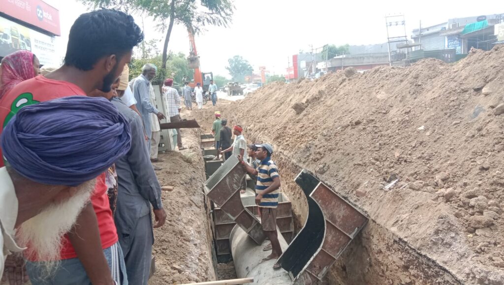 ਪਿੰਡ ਦਲੱਦੀ ਦੇ ਲੋਕਾਂ ਨੇ ਇਕੱਠੇ ਹੋ ਕੇ ਵਾਟਰ ਟਰੀਟਮੈਂਟ ਪਲਾਂਟ ਦੇ ਪਾਣ ਦੀ ਨਿਕਾਸੀ ਦਾ ਕੰਮ ਰੋਕਿਆ