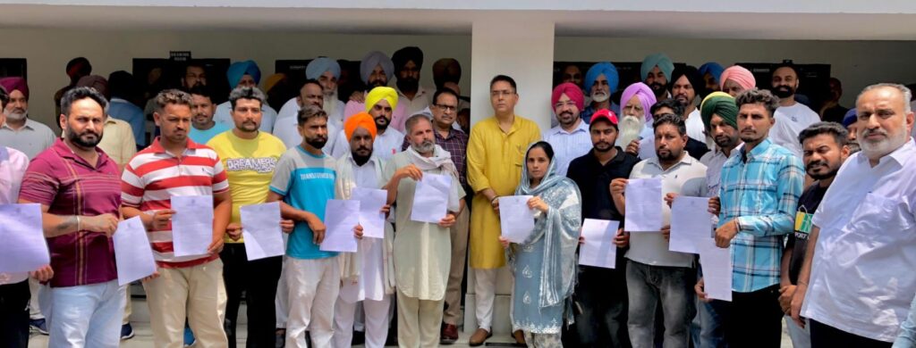 ਕੈਬਨਿਟ ਮੰਤਰੀ ਅਮਨ ਅਰੋੜਾ ਨੇ ਸੁਨਾਮ ਹਲਕੇ ਨਾਲ ਸਬੰਧਤ 13 ਸ਼ਹੀਦ ਕਿਸਾਨਾਂ ਦੇ ਪਰਵਾਰਕ ਮੈਂਬਰਾਂ ਨੂੰ ਦਿੱਤੇ ਸਰਕਾਰੀ ਨੌਕਰੀਆਂ ਦੇ ਨਿਯੁਕਤੀ ਪੱਤਰ