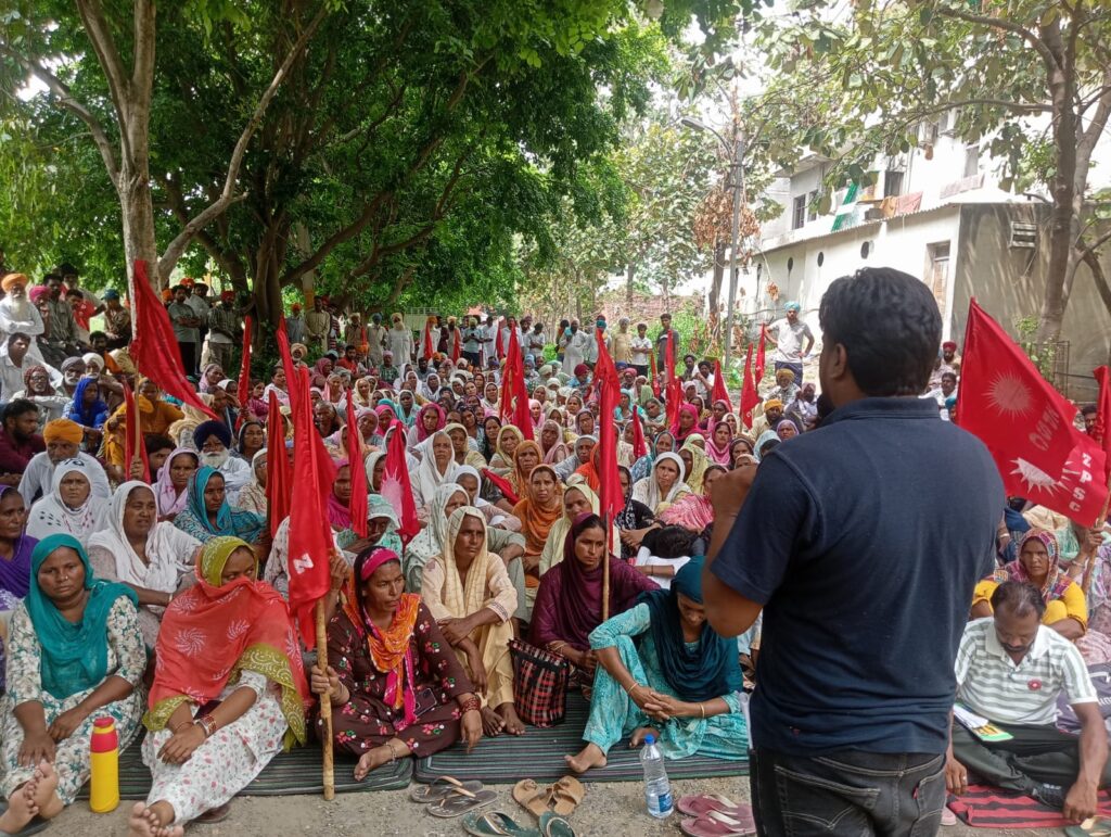 ਜਮੀਨ ਪ੍ਰਾਪਤੀ ਸੰਘਰਸ਼ ਕਮੇਟੀ ਵੱਲੋਂ ਵੱਖ-ਵੱਖ ਪਿੰਡਾਂ ਦੇ ਮਸਲਿਆਂ ਨੂੰ ਲੈ ਕੇ ਡੀ ਸੀ ਦਫਤਰ ਲਗਾਇਆ ਗਿਆ ਧਰਨਾ