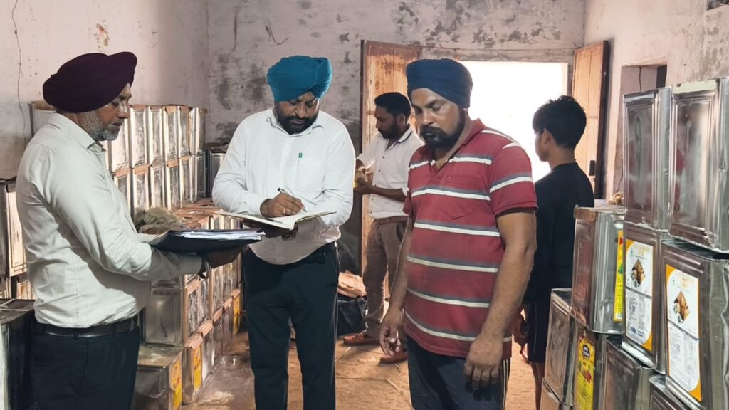 ਸਿਹਤ ਵਿਭਾਗ ਦੀ ਟੀਮ ਵੱਲੋਂ ਕੋਹਰੀਆਂ ਰੋਡ 'ਤੇ ਸਥਿਤ ਇੱਕ ਆਈਸ ਫੈਕਟਰੀ ਵਿੱਚ ਅਚਨਚੇਤ ਛਾਪਾਮਾਰੀ