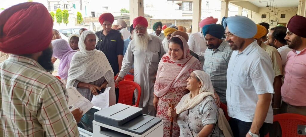 ਵਿਧਾਇਕ ਨਰਿੰਦਰ ਕੌਰ ਭਰਾਜ ਨੇ 'ਪੰਜਾਬ ਸਰਕਾਰ ਤੁਹਾਡੇ ਦੁਆਰ' ਮੁਹਿੰਮ ਤਹਿਤ ਪਿੰਡ ਭਿੰਡਰਾਂ ਵਿੱਚ ਆਯੋਜਿਤ ਲੋਕ ਸੁਵਿਧਾ ਕੈਂਪ ਦਾ ਲਿਆ ਜਾਇਜ਼ਾ