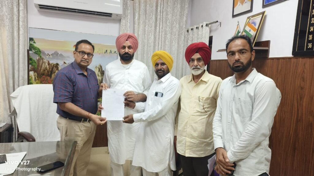 ਕਿਸਾਨੀ ਅੰਦੋਲਨ ਵਿੱਚ ਜਾਨਾਂ ਵਾਰਨ ਵਾਲੇ ਯੋਧਿਆਂ ਦੇ ਪਰਿਵਾਰਕ ਮੈਂਬਰਾਂ ਨੂੰ ਨਿਯੁਕਤੀ ਪੱਤਰ ਸੌਂਪੇ