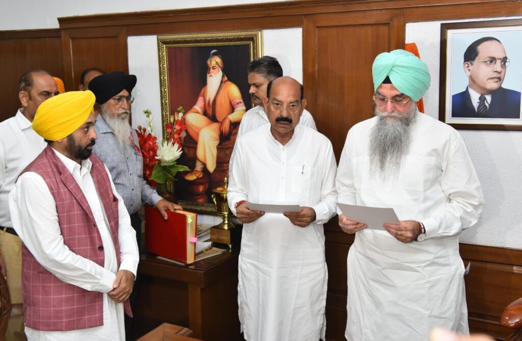 ਮੋਹਿੰਦਰ ਭਗਤ ਨੇ ਮੁੱਖ ਮੰਤਰੀ ਦੀ ਹਾਜ਼ਰੀ ਵਿੱਚ ਵਿਧਾਇਕ ਵਜੋਂ ਹਲਫ਼ ਲਿਆ