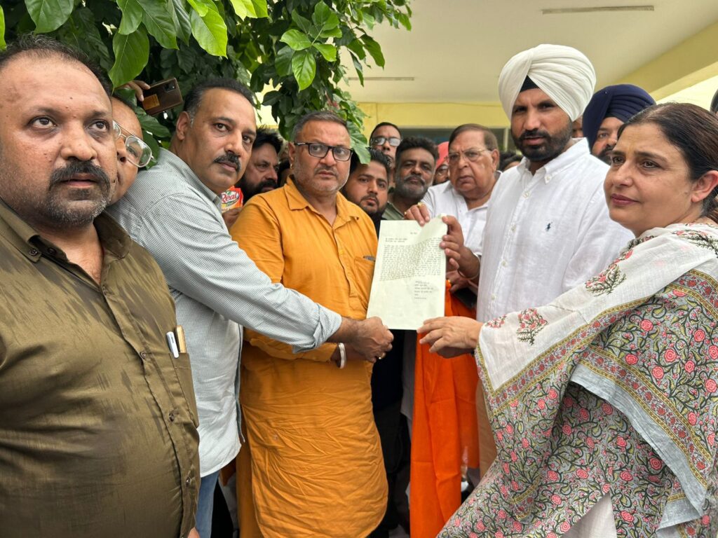 ਕਾਂਗਰਸ ਪ੍ਰਧਾਨ ਤੇ ਸੰਸਦ ਮੈਂਬਰ ਵੜਿੰਗ ਨੇ ਲੁਧਿਆਣਾ ਦੇ ਦਫਤਰ ਵਿੱਚ ਵਸਨੀਕਾਂ ਨਾਲ ਮੁਲਾਕਾਤ ਕੀਤੀ।