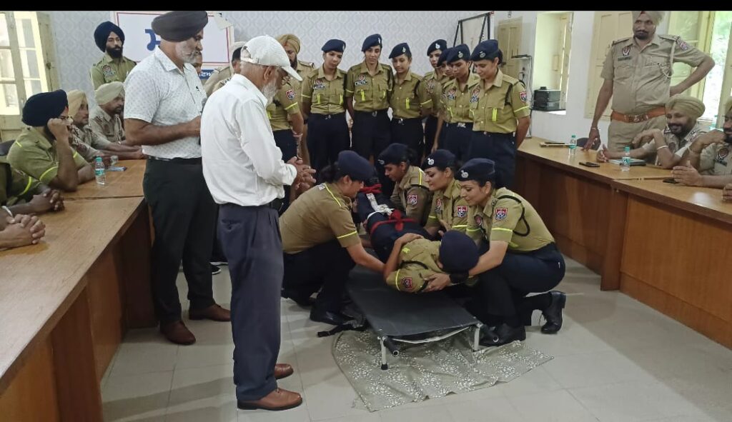 ਸੜਕ ਸੁਰੱਖਿਆ ਫੋਰਸ ਦੇ ਜਵਾਨਾਂ ਨੂੰ ਫ਼ਸਟ ਏਡ, ਸੀ ਪੀ ਆਰ, ਜ਼ਖਮੀਆਂ ਦੀ ਸੇਵਾ ਸੰਭਾਲ ਦੀ ਟ੍ਰੇਨਿੰਗ ਦਿੱਤੀ