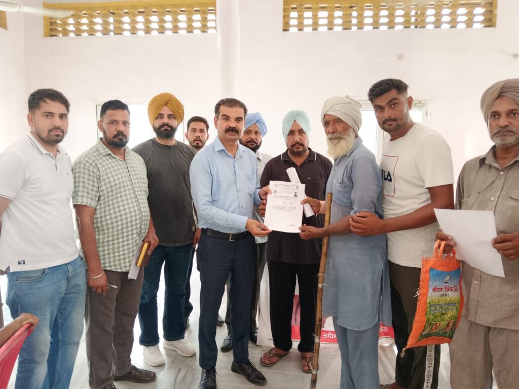 ਐਸ.ਡੀ.ਐਮ ਰਾਜੇਸ਼ ਸਰਮਾ ਨੇ ਢੰਡੋਲੀ ਕਲਾਂ ਵਿਖੇ ਲੱਗੇ ਕੈਂਪ ਦੌਰਾਨ ਬਿਨੈਕਾਰਾਂ ਨੂੰ ਮੌਕੇ ’ਤੇ ਹੀ ਆਮਦਨ ਅਤੇ ਜਾਤੀ ਸਰਟੀਫਿਕੇਟ ਪ੍ਰਦਾਨ ਕੀਤੇ