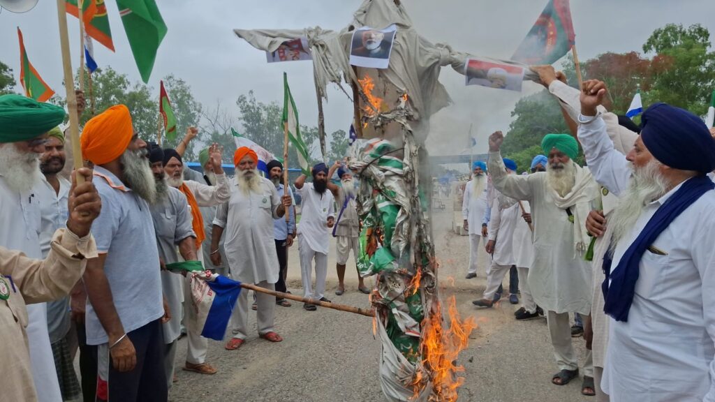 ਐਸ. ਕੇ. ਐਮ. ਤੇ ਕੇ. ਐਮ. ਐਮ. ਦੀ ਅਗਵਾਈ ਹੇਠ ਫੂਕੇ ਗਏ ਦੇਸ਼ ਭਰ ਵਿਚ ਕੇਂਦਰ ਸਰਕਾਰ ਦੇ ਪੁਤਲੇ