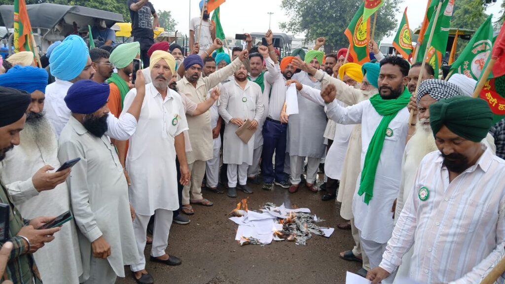 ਸੰਯੁਕਤ ਕਿਸਾਨ ਮੋਰਚੇ ਦੇ ਸੱਦੇ ਉਤੇ ਕਿਸਾਨ ਜਥੇਬੰਦੀਆਂ ਵੱਲੋਂ ਟਰੈਕਟਰ ਮਾਰਚ ਕੱਢ ਕੇ ਸਾੜੀਆਂ
