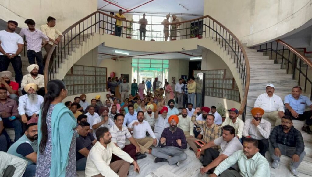 ਮਿਉਂਸਪਲ ਵਰਕਰਜ਼ ਯੂਨੀਅਨ ਸਬੰਧਤ ਭਾਰਤੀਯ ਮਜਦੂਰ ਸੰਘ ਨਗਰ ਨਿਗਮ ਪਟਿਆਲਾ ਕੀਤੀ ਨਿਗਮ ਪ੍ਰਸ਼ਾਸਨ ਵਿਰੁੱਧ ਨਾਰੇਬਾਜੀ