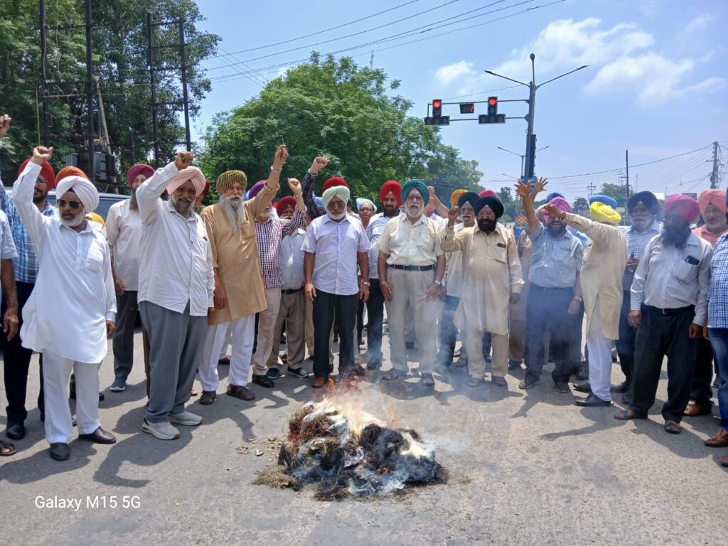 ਪੈਨਸ਼ਨਰਜ਼ ਦੀਆਂ ਮੰਗਾਂ ਨੂੰ ਲੈ ਕੇ ਪੰਜਾਬ ਸਰਕਾਰ ਵਲੋਂ ਅਪਣਾਏ ਜਾ ਰਹੇ ਅੜੀਅਲ ਵਤੀਰੇ ਦੇ ਵਿਰੋਧ ਵਿਚ ਪੈਨਸ਼ਨ ਹੋਏ ਇਕੱਠੇ