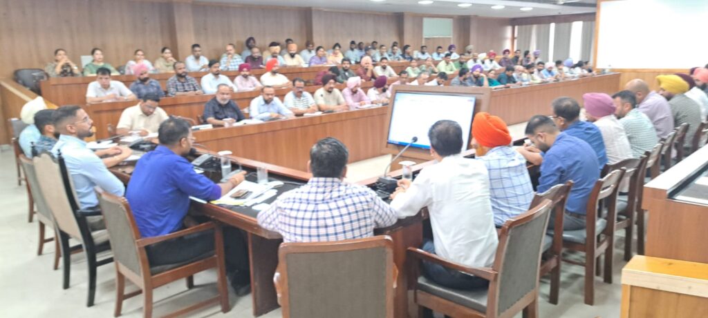 ਪਰਾਲੀ ਸਾੜਨ ਦੀਆਂ ਘਟਨਾਵਾਂ ਨੂੰ ਮੁਕੰਮਲ ਤੌਰ ’ਤੇ ਠੱਲ੍ਹ ਪਾਉਣ ਲਈ ਜ਼ਿਲ੍ਹਾ ਪ੍ਰਸ਼ਾਸਨ ਪੂਰੀ ਤਰ੍ਹਾਂ ਮੁਸਤੈਦ: ਡਿਪਟੀ ਕਮਿਸ਼ਨਰ ਜਤਿੰਦਰ ਜੋਰਵਾਲ