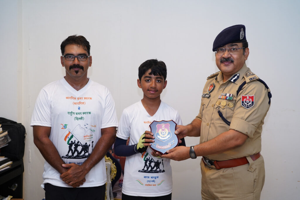 ਕਾਰਗਿਲ ਜੰਗ ਦੇ ਨਾਇਕਾਂ ਨੂੰ ਸ਼ਰਧਾਂਜਲੀ ਦੇਣ ਲਈ ਸਾਇਕਲ ਯਾਤਰਾ ਸ਼ੁਰੂ ਕਰਨ ਵਾਲੇ ਹਰਿਆਣਾ ਦੇ 12 ਸਾਲਾ ਲੜਕੇ ਨੇ ਸਪੈਸ਼ਲ ਡੀਜੀਪੀ ਅਰਪਿਤ ਸ਼ੁਕਲਾ ਨਾਲ ਕੀਤੀ ਮੁਲਾਕਾਤ