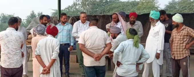 ਬੀ. ਡੀ. ਪੀ. ਓ. ਧੂਰੀ ਪ੍ਰਦੀਪ ਸ਼ਾਰਦਾ ਵੱਲੋਂ ਕਿਸਾਨਾਂ ਨੂੰ ਪਰਾਲੀ ਪ੍ਰਬੰਧਨ ਬਾਰੇ ਸੁਚੇਤ ਕਰਨ ਲਈ ਵੱਖ-ਵੱਖ ਪਿੰਡਾਂ ਦਾ ਦੌਰਾ