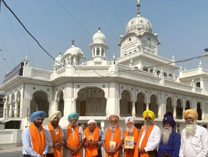 ਡਾ. ਜਸਬੀਰ ਸਿੰਘ ਸਰਨਾ ਦੀ ਅੰਗਰੇਜ਼ੀ ਕਿਤਾਬ “ਸ੍ਰੀ ਗੁਰੂ ਗ੍ਰੰਥ ਸਾਹਿਬ ਮੂਲ ਸੰਕਲਪ” ਦਿਲਜੀਤ ਸਿੰਘ ਬੇਦੀ ਤੇ ਭਾਈ ਚੰਗਿਆੜਾ ਵੱਲੋਂ ਰਲੀਜ਼