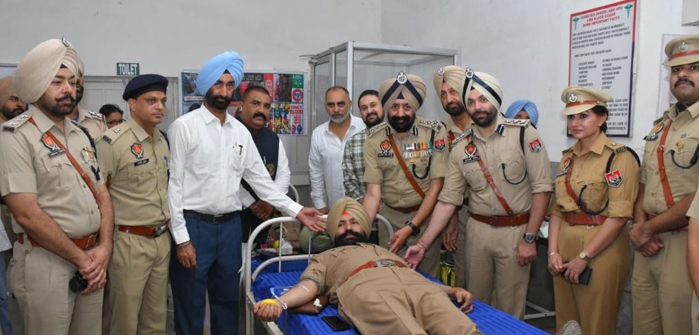 ਪੁਲਿਸ ਦੇ ਸ਼ਹੀਦ ਜਵਾਨਾਂ ਦੀ ਯਾਦ ਵਿੱਚ ਖ਼ੂਨਦਾਨ ਕੈਂਪ ਲਗਾਕੇ ਸ਼ਰਧਾਂਜਲੀ ਭੇਟ ਕਰਨਾ ਸ਼ਲਾਘਾਯੋਗ ਉਪਰਾਲਾ-ਡੀ ਆਈ ਜੀ ਮਨਦੀਪ ਸਿੰਘ ਸਿੱਧੂ