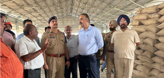 ਡਿਪਟੀ ਕਮਿਸ਼ਨਰ ਸੰਦੀਪ ਰਿਸ਼ੀ ਅਤੇ ਐਸ. ਐਸ. ਪੀ. ਸਰਤਾਜ ਸਿੰਘ ਚਾਹਲ ਵੱਲੋਂ ਅਨਾਜ ਮੰਡੀ ਸੰਗਰੂਰ ਦਾ ਅਚਨਚੇਤ ਦੌਰਾ