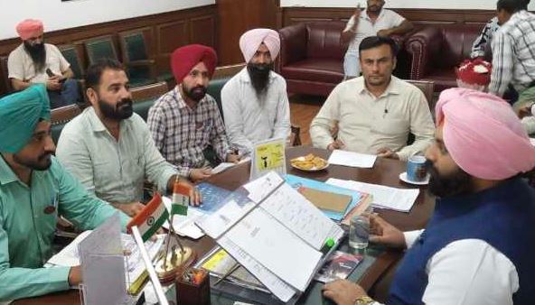 ਮਾਸਟਰ ਤੋਂ ਲੈਕਚਰਾਰ ਕਾਡਰ ਦੀ ਪ੍ਰੋਮੋਸ਼ਨ ਸੰਬੰਧੀ ਅਲਾਟਮੈਂਟ ਸਟੇਸ਼ਨ ਦੇ ਸਾਰੇ ਪੈਂਡਿੰਗ ਆਰਡਰ ਜਾਰੀ ਕਰਨ ਲਈ ਡੀ. ਟੀ. ਐਫ. ਕੀਤੀ ਸਿੱਖਿਆ ਮੰਤਰੀ ਪੰਜਾਬ ਬੈਂਸ ਨਾਲ ਮੁਲਾਕਾਤ