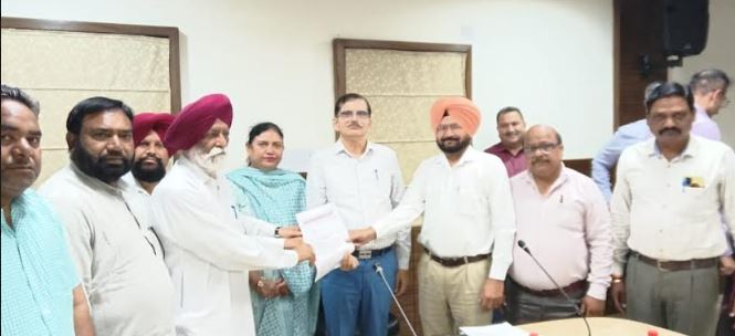 ਡਾਇਰੈਕਟਰ ਖੌਜ ਅਤੇ ਮੈਡੀਕਲ ਸਿੱਖਿਆ ਨਾਲ਼ ਮੁਲਾਜ਼ਮ ਮੰਗਾਂ ਸਬੰਧੀ ਮੀਟਿੰਗ ਹੋਈ ਕਈ ਮੰਗਾਂ ਤੇ ਸਹਿਮਤੀ ਬਣੀ