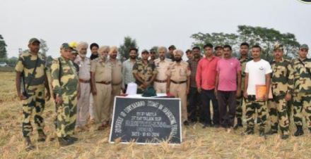 ਪਾਕਿਸਤਾਨੀ ਸਰਹੱਦ ਦੇ ਨਾਲ ਲੱਗਦੇ ਖੇਤਾਂ ਵਿੱਚੋਂ ਪੰਜ ਪੈਕਟ ਹੈਰੋਇਨ ਦੇ ਕੀਤੇ ਬਰਾਮਦ