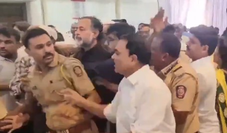 ਯੋਗਿੰਦਰ ਯਾਦਵ ਦੇ ਪ੍ਰੋਗਰਾਮ ’ਚ ਲੋਕਾਂ ਦੇ ਸਟੇਜ ਤੇ ਚੜ੍ਹਨ ਅਤੇ ਕੁਰਸੀਆਂ ਚਲਾਉਣ ਨਾਲ ਹੋਇਆ ਵੱਡਾ ਹੰਗਾਮਾ