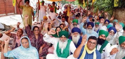 ਕਿਸਾਨਾਂ ਬੈਂਕ ਵੱਲੋਂ ਸੀਲ ਬੰਦ ਘਰ ਦਾ ਤਾਲਾ ਤੋੜ ਵਿਧਵਾ ਔਰਤ ਨੂੰ ਮੁੜ ਤੋਂ ਘਰ ਵਾੜਿਆ