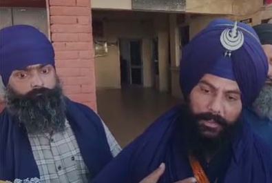 ਕੁੱਲੜ ਪੀਜ਼ਾ ਕੱਪਲ ਵਲੋਂ ਵਾਇਰਲ ਕੀਤੀ ਵੀਡੀਓ ਤੇ ਬੁੱਢਾ ਦਲ ਦੇ ਨਿਹੰਗ ਸਿੰਘ ਵੱਡੀ ਗਿਣਤੀ `ਚ ਕੁੱਲ੍ਹੜ ਪਿੱਜ਼ਾ ਜੋੜੇ ਦੀ ਦੁਕਾਨ `ਤੇ ਪੁੱਜੇ