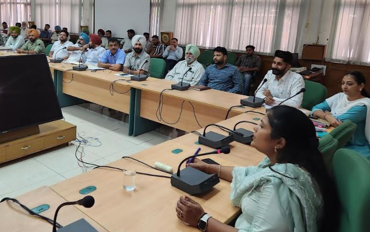 ਏ. ਡੀ. ਸੀ. ਵੱਲੋਂ ਜ਼ਿਲ੍ਹੇ 'ਚ ਪਰਾਲੀ ਪ੍ਰਬੰਧਨ ਕਰਨ ਵਾਲੇ ਨੋਡਲ ਅਧਿਕਾਰੀਆਂ ਨਾਲ ਬੈਠਕ