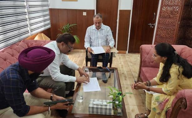 ਡਿਪਟੀ ਕਮਿਸ਼ਨਰ ਨੇ ਸੀਵਰੇਜ ਲਾਈਨ ਪਾਉਣ ਲਈ ਪੁੱਟੀਆਂ ਸੜਕਾਂ ਦੀ ਮੁਰੰਮਤ ਦੇ ਕੰਮ ਦਾ ਲਿਆ ਜਾਇਜ਼ਾ