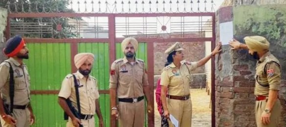 ਦੋ ਤਸਕਰ ਭਰਾਵਾਂ ਦੀ ਟਰੈਕਟਰ ਸਣੇ 73.55 ਲੱਖ ਕੀਮਤ ਦੀ ਜਾਇਦਾਦ ਜ਼ਬਤ ਕਰਨ ਲਈ ਪੁਲਸ ਚਿਪਕਾਏ ਘਰਾਂ ਅੱਗੇ ਨੋਟਿਸ