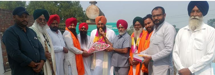 ਪਿੰਡ ਸਕਰਾਲੀ ਦੀ ਸਰਪੰਚ ਕੁਲਵਿੰਦਰ ਕੌਰ ਦੇ ਪਤੀ ਅਮਰਜੀਤ ਸਿੰਘ ਲੱਖੀ ਦਾ ਭਗਵੰਤ ਸਿੰਘ ਮਣਕੂ ਤੇ ਨੰਬਰਦਾਰ ਪ੍ਰੇਮ ਲਾਲਕਾ ਵੱਲੋਂ ਕੀਤਾ ਗਿਆ ਸਨਮਾਨ