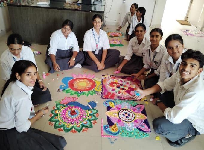 ਪੁਲਿਸ ਡੀ. ਏ. ਵੀ. ਪਬਲਿਕ ਸਕੂਲ ਪਟਿਆਲਾ ਵਿੱਚ ਮੋਮਬੱਤੀ, ਦੀਵਾ, ਥਾਲੀ ਸਜਾਉਣ ਅਤੇ ਰੰਗੋਲੀ ਮੁਕਾਬਲੇ ਕਰਵਾਏ ਗਏ