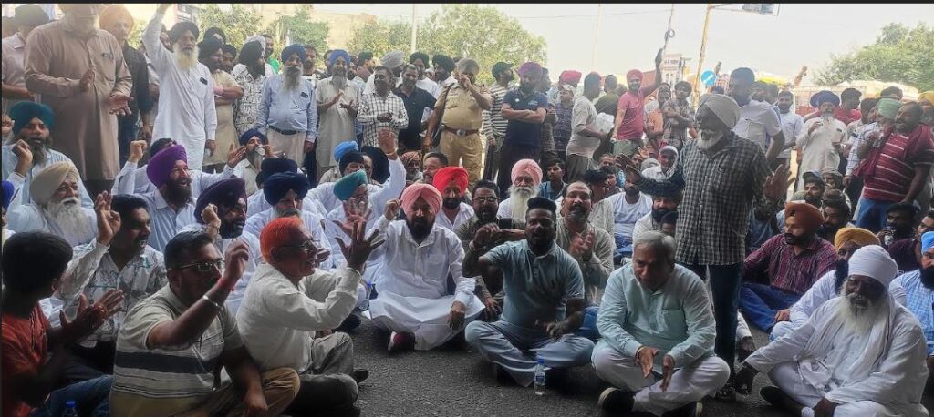 ਰਾਜਪੁਰਾ ਈਗਲ ਚੌਂਕ ਵਿਚਕਾਰ ਕਾਂਗਰਸੀਆਂ, ਅਕਾਲੀ ਦਲ ਅਤੇ ਭਾਜਪਾ ਵੱਲੋਂ ਸਾਂਝੇ ਤੌਰ ਉੱਤੇ ਸੜਕੀ ਆਵਾਜਾਈ ਠੱਪ ਕਰਕੇ ਪੰਜਾਬ ਸਰਕਾਰ ਖਿਲਾਫ ਕੀਤੀ ਨਾਅਰੇਬਾਜੀ