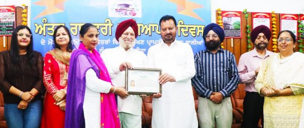 ਕੌਮਾਂਤਰੀ ਅਧਿਆਪਕ ਦਿਵਸ ਦੇ ਮੋਕੇ ‘ਤੇ ਮੁੱਖ ਅਧਿਆਪਕਾ ਡਾ. ਇੰਦਰਜੀਤ ਕੌਰ ਦਾ ਸਨਮਾਨ