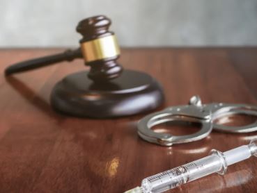 ਨਾਬਾਲਗ ਦੇ ਚਿੱਟੇ ਦਾ ਟੀਕਾ ਲਗਾ ਰਹੇ ਤਿੰਨ ਨਸ਼ੇੜੀ ਕਾਬੂ