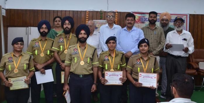 ਆਰਮੀ, ਪੁਲਸ ਅਤੇ ਜਾਨਾਂ ਬਚਾਉਣ ਵਾਲੇ ਧਰਤੀ ਤੇ ਫ਼ਰਿਸ਼ਤੇ, ਇਨ੍ਹਾਂ ਦਾ ਧੰਨਵਾਦ ਜ਼ਰੂਰੀ : ਡਾਕਟਰ ਰਾਕੇਸ਼ ਵਰਮੀ