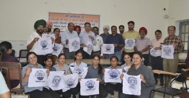 ਪਟਿਆਲਾ ਸ਼ੋਸ਼ਲ ਵੈਲਫੇਅਰ ਸੁਸਾਇਟੀ ਅਤੇ ਅਗਰਵਾਲ ਚੇਤਨਾ ਸਭਾ ਵਲੋਂ ਅੱਜ ਆਈ. ਟੀ. ਆਈ. ਲੜਕੀਆਂ ਵਿਖੇ ਦਿਵਾਲੀ ਦਾ ਤਿਉਹਾਰ ਮਨਾਇਆ ਗਿਆ