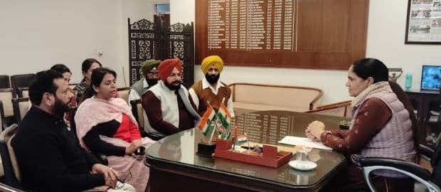 ਸਕੂਲੀ ਬੱਸਾਂ ਵਿੱਚ ਲੜਕੀਆਂ ਦੀ ਸੁਰੱਖਿਆ ਲਈ ਬੱਸ ਵਿੱਚ ਇੱਕ ਮਹਿਲਾ ਕੰਡਕਟਰ ਦਾ ਹੋਣਾ ਲਾਜਮੀ