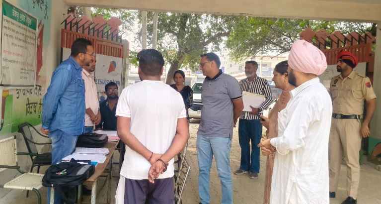 ਵਧੀਕ ਡਿਪਟੀ ਕਮਿਸ਼ਨਰ ਵੱਲੋਂ ਪੋਲਿੰਗ ਸਟੇਸ਼ਨਾਂ 'ਤੇ ਫੋਟੋ ਵੋਟਰ ਸੂਚੀਆਂ ਦੀ ਸੁਧਾਈ ਸਬੰਧੀ ਲੱਗੇ ਸਪੈਸ਼ਲ ਕੈਂਪ ਦਾ ਜਾਇਜ਼ਾ