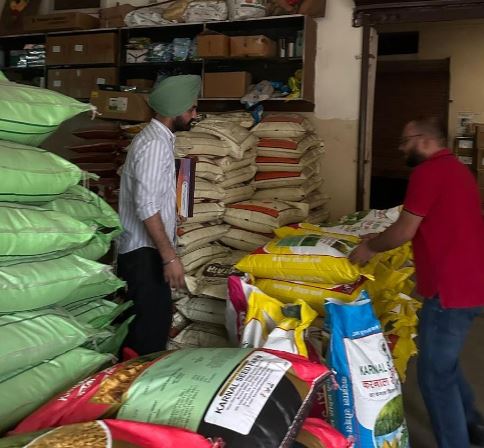 ਖੇਤੀਬਾੜੀ ਵਿਭਾਗ ਦੇ ਅਧਿਕਾਰੀਆਂ ਵੱਲੋਂ ਖਾਦ ਡੀਲਰਾਂ ਦੀ ਚੈਕਿੰਗ