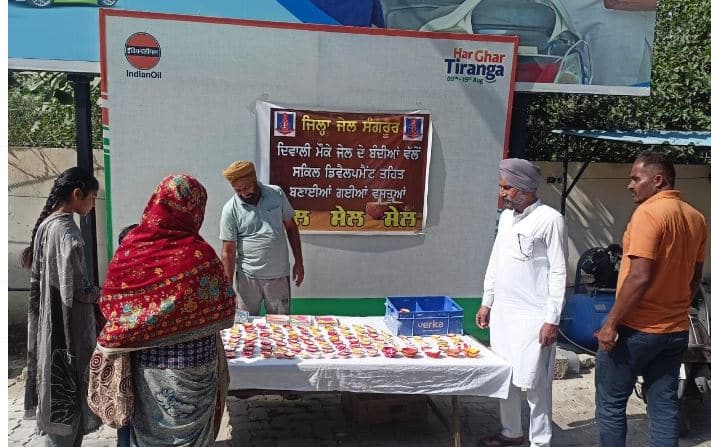 ਜ਼ਿਲ੍ਹਾ ਜੇਲ੍ਹ ਦੀਆਂ ਮਹਿਲਾ ਬੰਦੀਆਂ ਵੱਲੋਂ ਤਿਆਰ ਦੀਵੇ ਅਤੇ ਮੋਮਬੱਤੀਆਂ ਦੀ ਵਿਸ਼ੇਸ ਕਾਉੰਟਰ ਰਾਹੀਂ ਕੀਤੀ ਵਿਕਰੀ