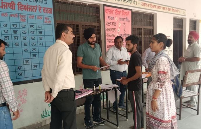 ਐਸ. ਡੀ. ਐਮ. ਰਾਜੇਸ਼ ਸ਼ਰਮਾ ਨੇ ਪੋਲਿੰਗ ਸਟੇਸ਼ਨਾਂ ਦਾ ਦੌਰਾ ਕਰਕੇ ਸਪੈਸ਼ਲ ਕੈਂਪ ਦਾ ਲਿਆ ਜਾਇਜ਼ਾ