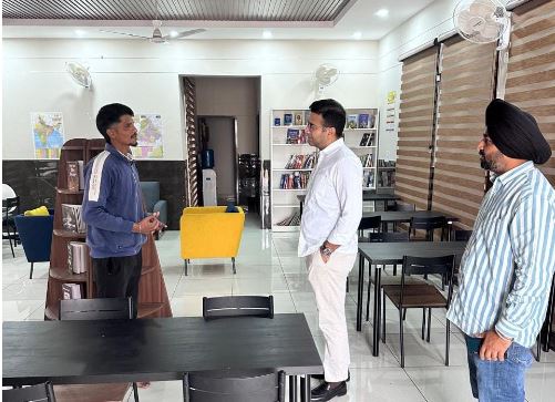 ਐਸ. ਡੀ. ਐਮ. ਵਿਕਾਸ ਹੀਰਾ ਵੱਲੋਂ ਘਨੌਰੀ ਕਲਾਂ ਵਿਖੇ ਸਥਾਪਿਤ ਅਤਿ ਆਧੁਨਿਕ ਲਾਇਬਰੇਰੀ ਦਾ ਦੌਰਾ