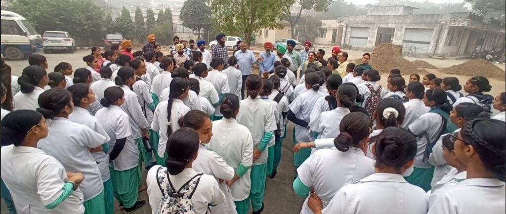 ਜਿਲ੍ਹਾ ਸਿਹਤ ਵਿਭਾਗ ਦੀਆਂ ਟੀਮਾਂ ਵੱਲੋਂ ਨਰਸਿੰਗ ਵਿਦਿਆਰਥੀਆਂ ਦੇ ਸਹਿਯੋਗ ਨਾਲ ਚਲਾਇਆ ਦੋ ਰੋਜ਼ਾ ਡੇਂਗੂ ਵਿਰੋਧੀ ਡਰਾਈ ਡੇ ਅਭਿਆਨ,
