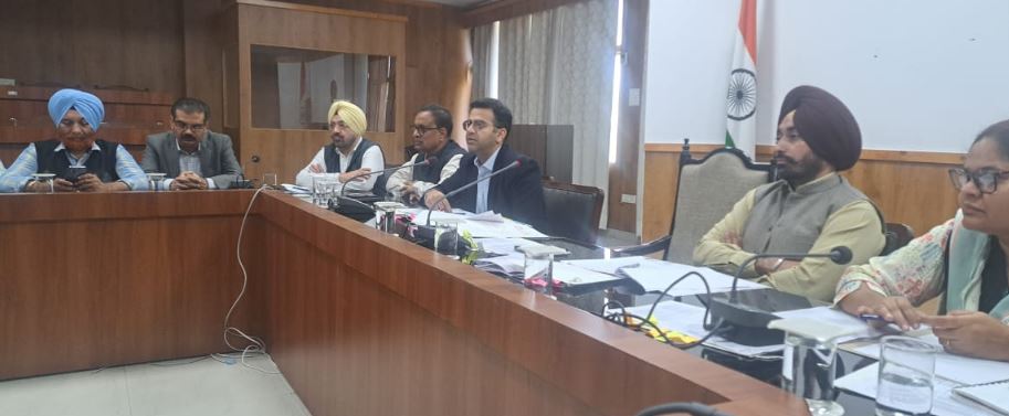 ਕਿਸੇ ਵੀ ਕਿਸਮ ਦੀਆਂ ਸੰਕਟਕਾਲੀਨ ਸਥਿਤੀਆਂ ਨਾਲ ਨਜਿੱਠਣ ਲਈ ਪ੍ਰਸ਼ਾਸਨ ਤੇ ਐਨ. ਡੀ. ਆਰ. ਐਫ਼. ਦੇ ਅਧਿਕਾਰੀਆਂ ਵੱਲੋਂ ਵਿਚਾਰ ਵਟਾਂਦਰਾ