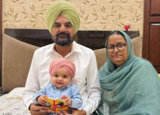 ਸਿੱਧੂ ਮੂਸੇਵਾਲਾ ਦੇ ਪਿਤਾ ਬਲਕੌਰ ਸਿੰਘ ਅਤੇ ਮਾਤਾ ਚਰਨ ਕੌਰ ਨੇ ਕੀਤੀ ਨਿੱਕੇ ਸਿੱਧੂ ਦੀ ਦਸਤਾਰ ਬੰਨ੍ਹੀ ਤਸਵੀਰ ਸਾਂਝੀ