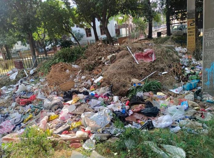 ਅਰਬਨ ਅਸਟੇਟ ਦੀਆਂ ਪ੍ਰਮੁੱਖ ਸੜਕਾਂ ’ਤੇ ਲੱਗੇ ਗੰਦਗੀ ਦੇ ਢੇਰਾਂ ਕਾਰਨ ਲੋਕ ਪ੍ਰੇਸ਼ਾਨ