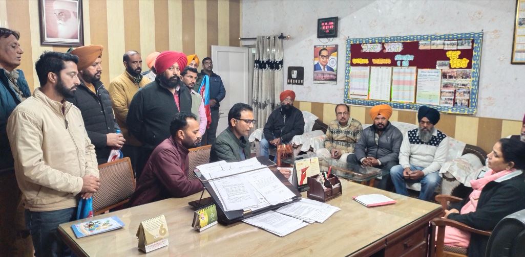 ਪੀ. ਟੀ. ਆਈ. ਤੇ ਆਰਟ ਕਰਾਫਟ ਅਧਿਆਪਕਾਂ ਦਾ ਤਨਖ਼ਾਹ ਗ੍ਰੇਡ ਘਟਾਉਣ ਦੇ ਵਿਰੋਧ 'ਚ ਡੀ. ਟੀ. ਐੱਫ. ਨੇ ਵਿੱਤ ਮੰਤਰੀ ਨੂੰ ਭੇਜਿਆ 'ਮੰਗ ਪੱਤਰ'