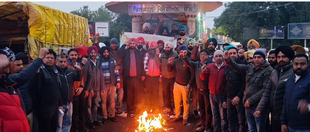 ਮਿਡਲ ਸਕੂਲਾਂ ਨੂੰ ਬੰਦ ਕਰਨ ਦੇ ਰੋਸ ਵਜੋ ਸਾਂਝੇ ਅਧਿਆਪਕ ਮੋਰਚੇ ਨੇ ਸਿੱਖਿਆ ਮੰਤਰੀ ਦਾ ਕੀਤਾ ਅਰਥੀ ਫੂਕ ਮੁਜਾਹਰਾ