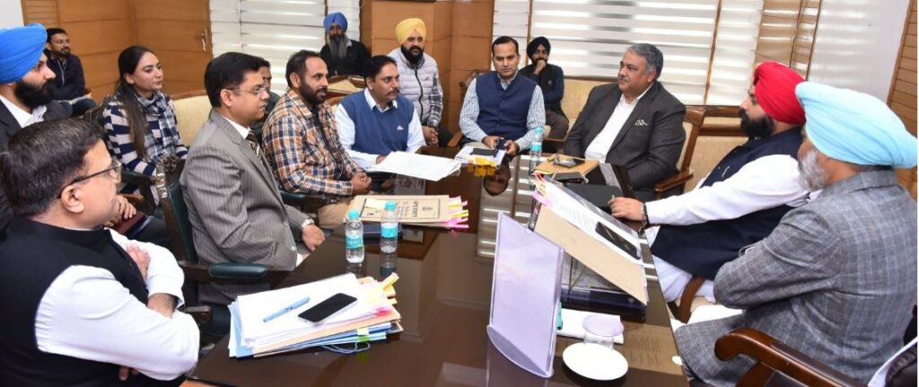 ਪੰਜਾਬ ਦੇ ਵਿੱਤ ਮੰਤਰੀ ਅਤੇ ਸਿੱਖਿਆ ਮੰਤਰੀ ਵੱਲੋਂ ਸਿੱਖਿਆ ਵਿਭਾਗ ਨਾਲ ਸਬੰਧਤ ਮੁਲਾਜ਼ਮ ਯੂਨੀਅਨਾਂ ਨਾਲ ਮੀਟਿੰਗ